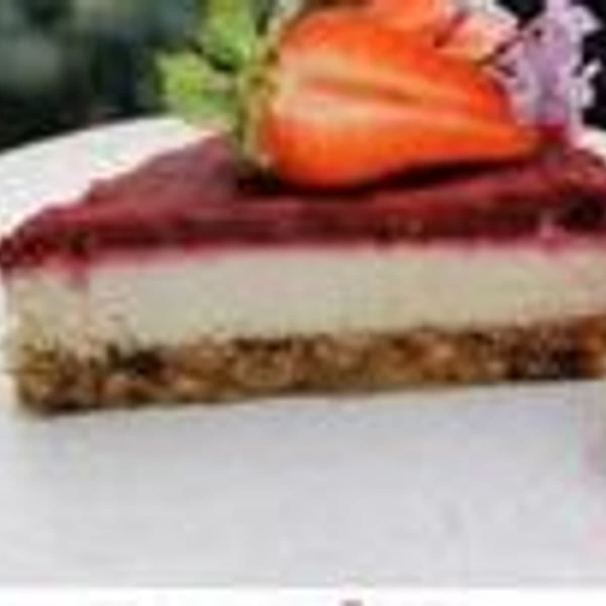 Cheesecake raw vegan cu fructe de pădure