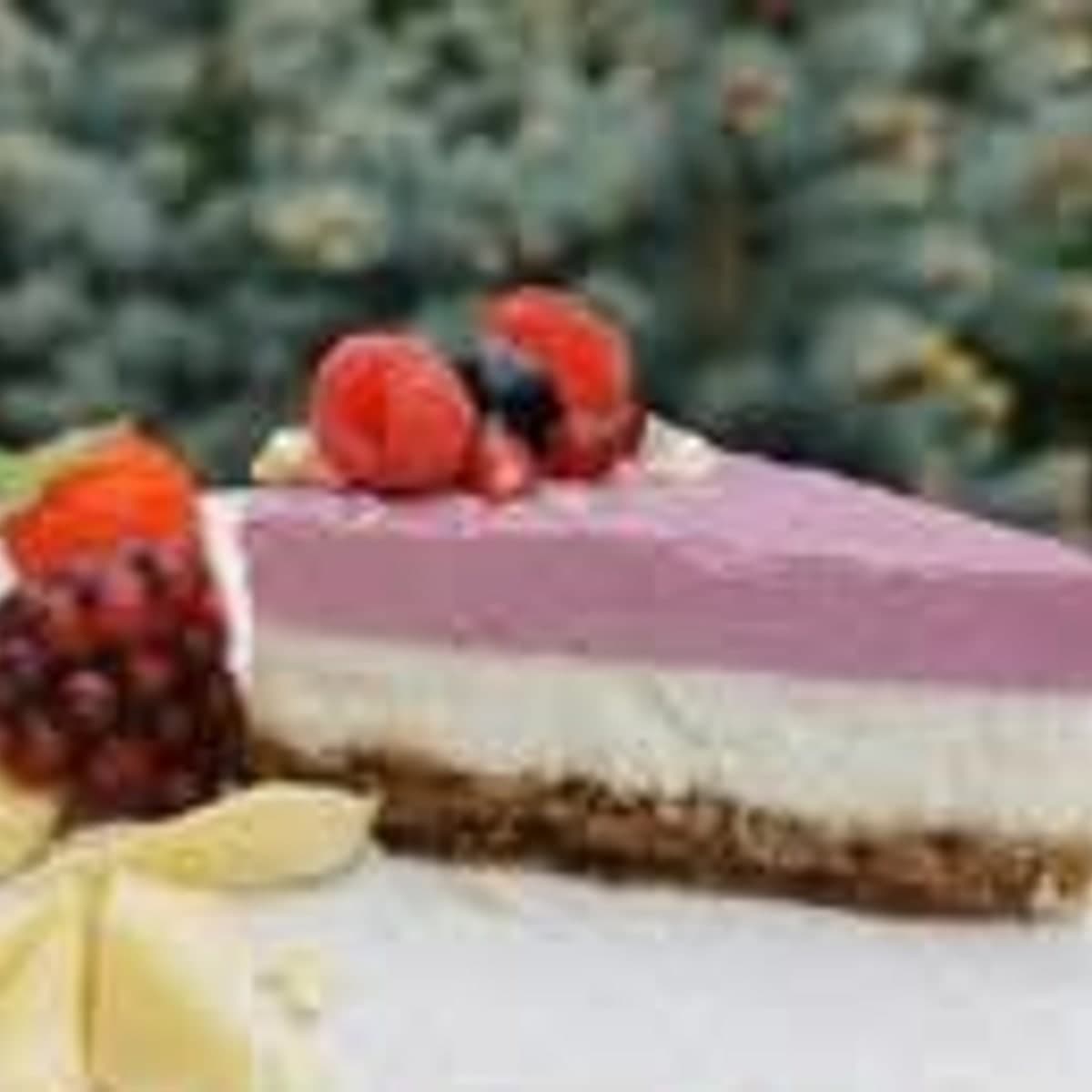 Felie raw vegană cu fructe de pădure și ciocolată albă