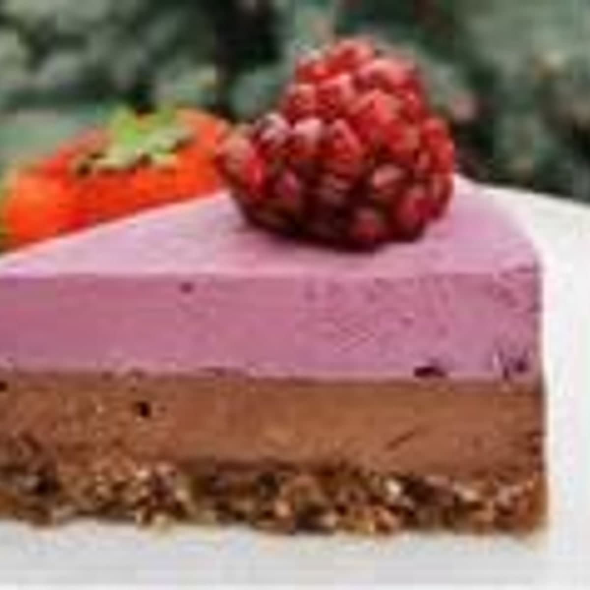 Felie raw vegană cu fructe de pădure și ciocolată