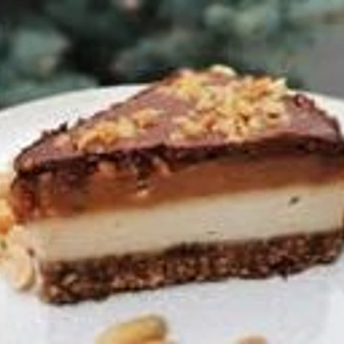 Felie de tort raw vegan Snickers cu arahide